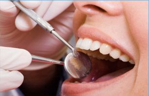 Dental Center persona en revisión odontológica 